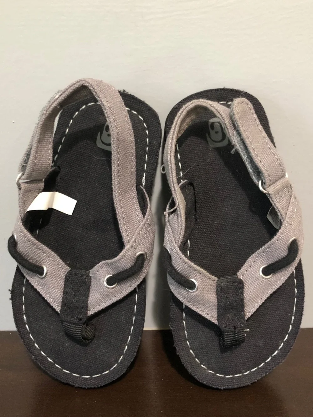 Children's Place Black Gray Baby Boy Flip Flop Sandals Sz 8-9 Minimalist Beach